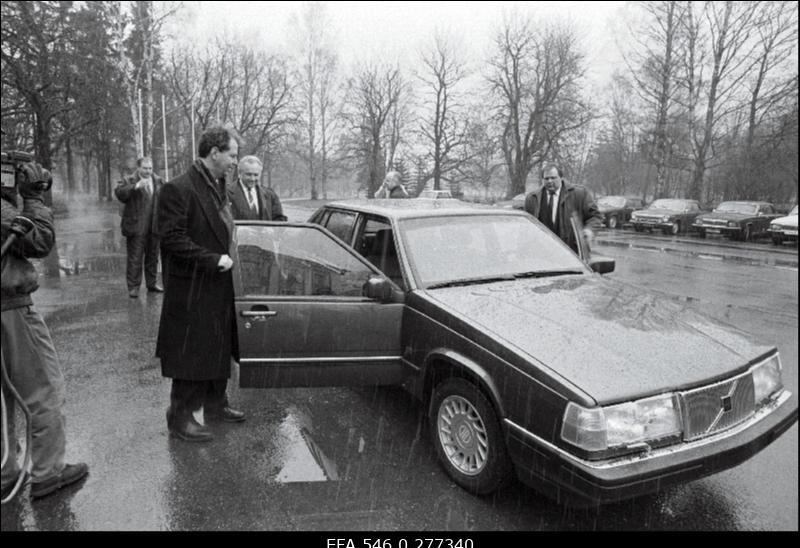 Uue ametiauto üleandmine Eesti Ülemnõukogu esimehele Arnold Rüütlile. Foto: Harald Leppikson