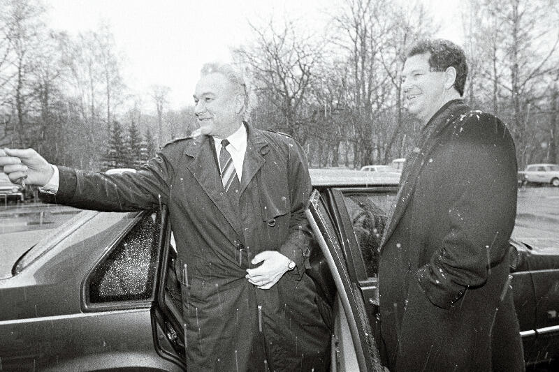 Arnold Rüütel ja Andres Küng kingitud Volvo juures, mis anti Arnold Rüütlile. Foto: Erik Prozes
