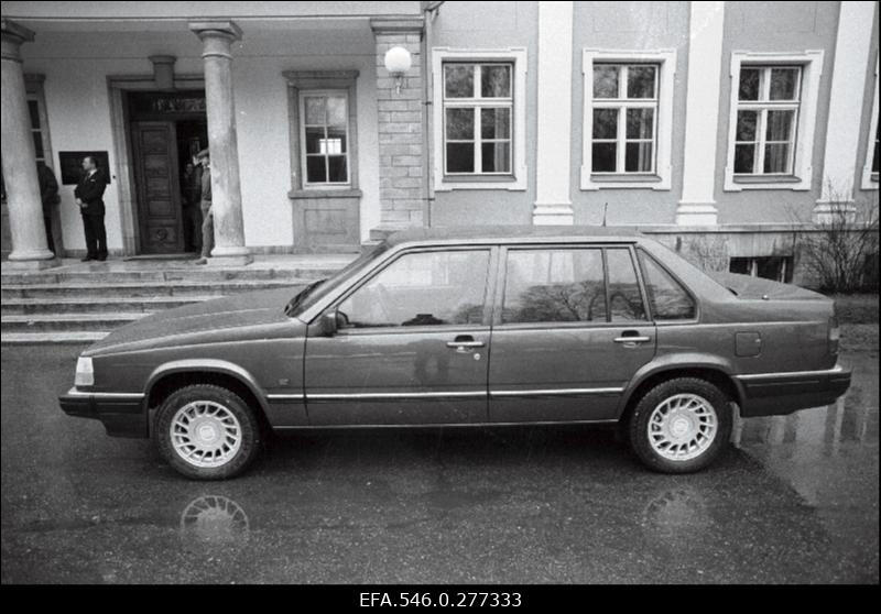 Uue ametiauto üleandmine Eesti Ülemnõukogu esimehele Arnold Rüütlile. Foto: Harald Leppikson