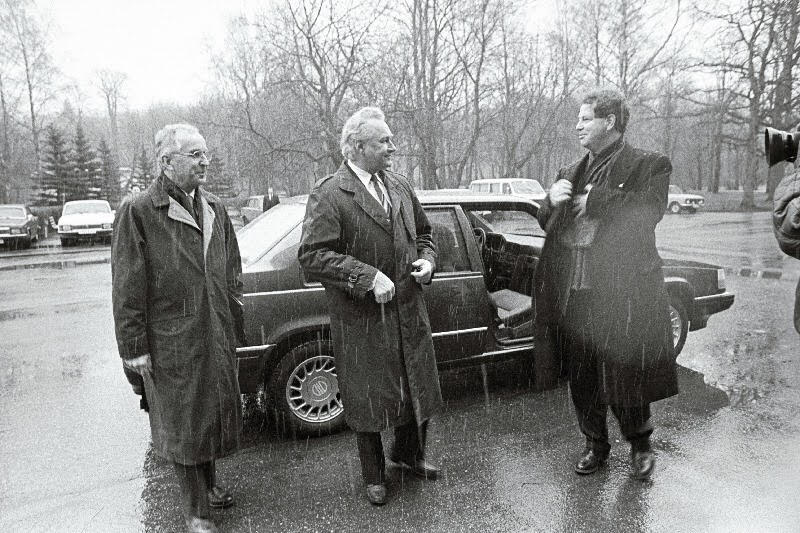 Volvo asepresident Knut Joelsson, Arnold Rüütel ja Andres Küng kingitud Volvo juures. Foto: Erik Prozes