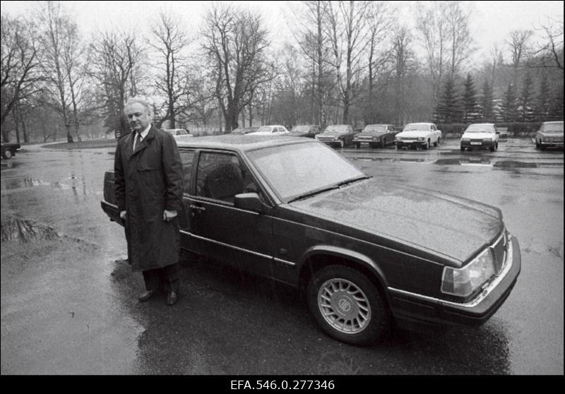 Eesti Vabariigi Ülemnõukogu esimees Arnold Rüütel ja Volvo 960. Foto: Harald Leppikson