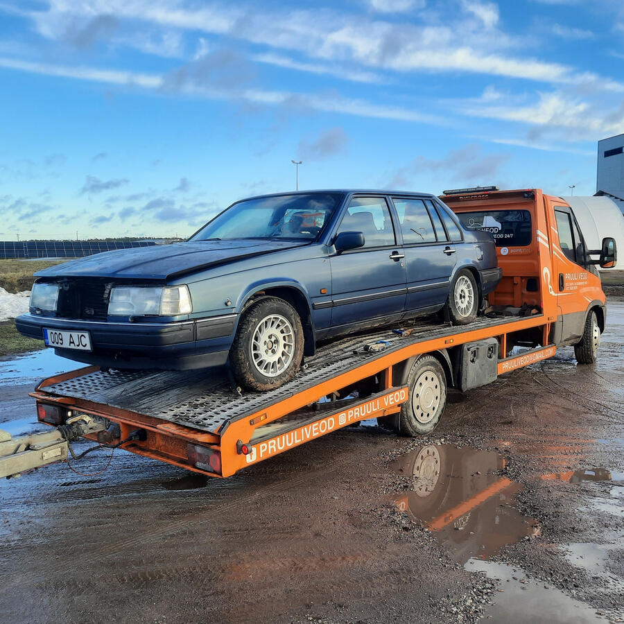Väärika Volvo transport "Pruuli Veod" puksiiriga Kuressaarest Muhusse.19.12.2023 Foto: Tõnis Hinnosaar