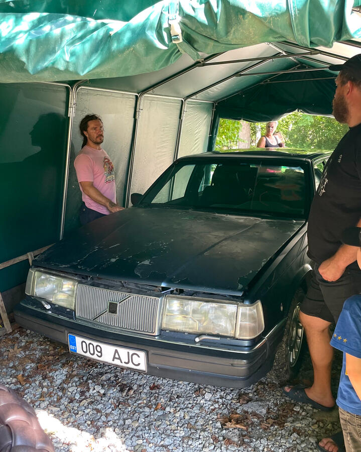Tõnis Hinnosaar tutvustamas presidendi Volvot "Monstar Car Cafe" raames Muhus kodukohvikute päeval 26.07.2024 Foto: Timm Rannu