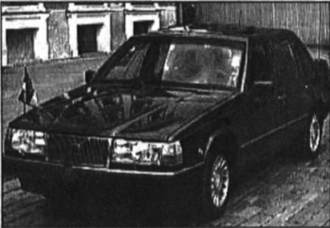 Lennart Meri sinimustvalge lipuga Volvo seismas Tallinnas 29.05.1993 Ajaleht "Post" Nr. 17.