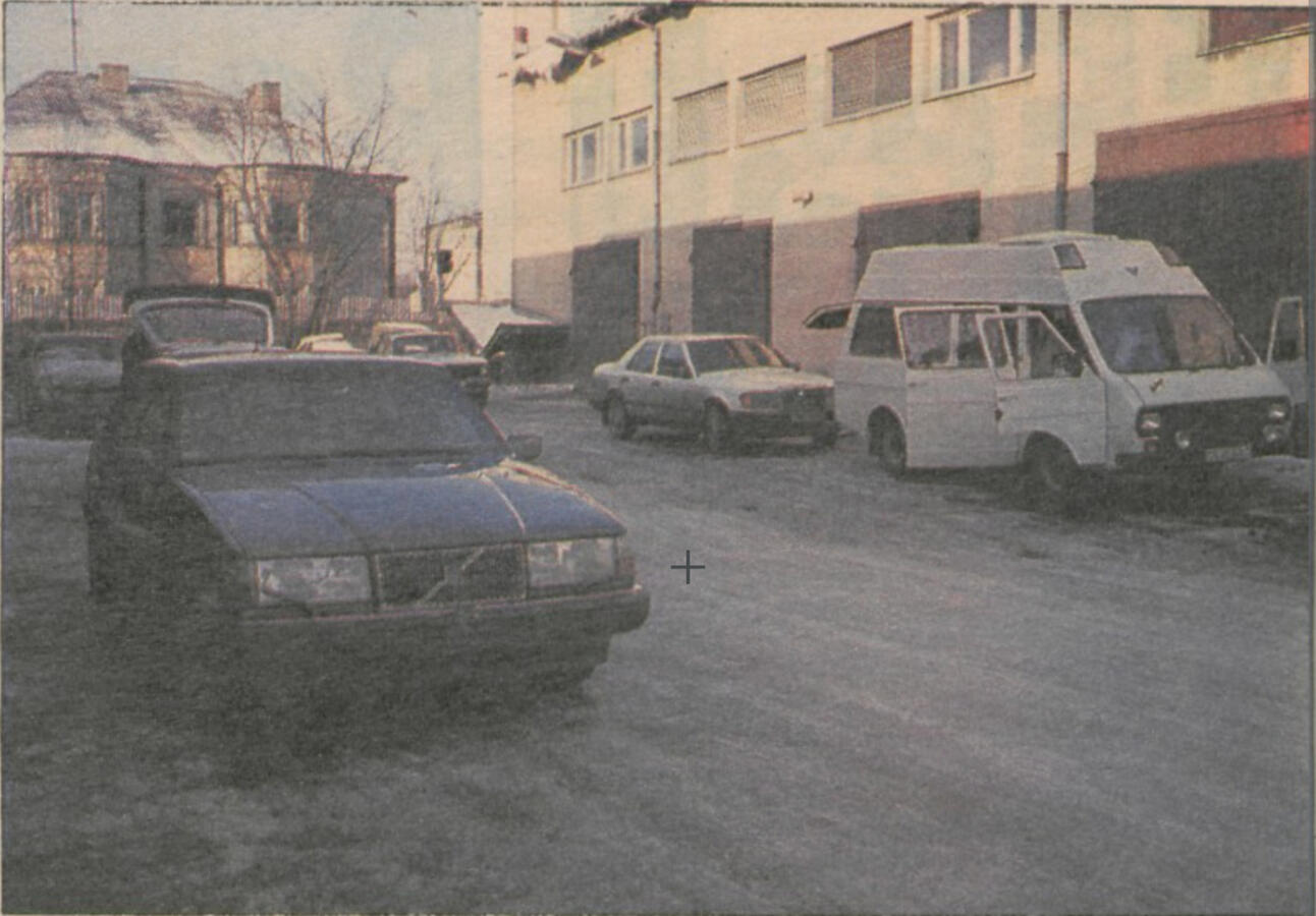 Presidendi “Volvo", mis riigikantselei autobaasile ei kuulu, seismas autobaasi garaazhis. Äripäev 09.03.1993