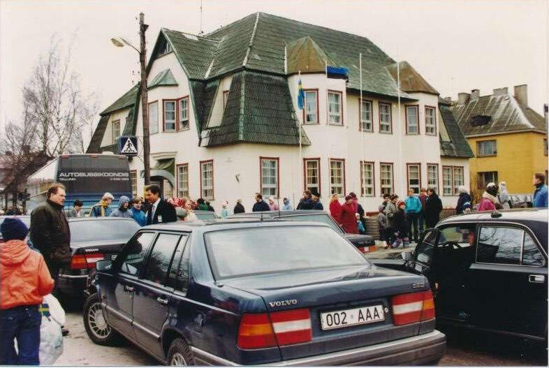 Presidendi Volvo 960 numbrimärgiga 002 AAA Kuressaares ametliku visiidi ajal 1992–1993. Täpne kuupäev ja sündmus kinnitamisel.