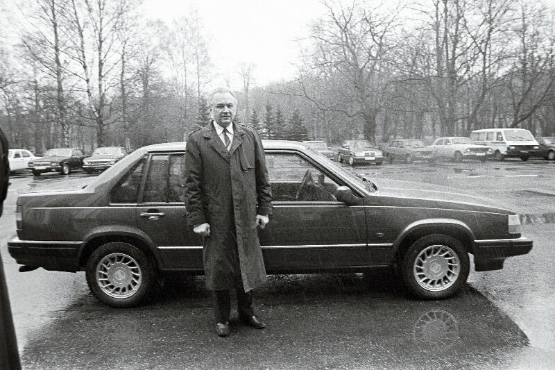 Arnold Rüütel Rootsi Kuningriigi poolt Eesti Vabariigile kingitud auto juures. 08.04.1992
